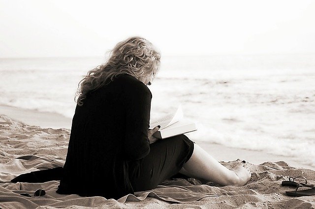 žena s knihou na pláži