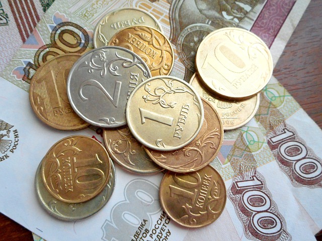 drobné mince ležící na bankovkách