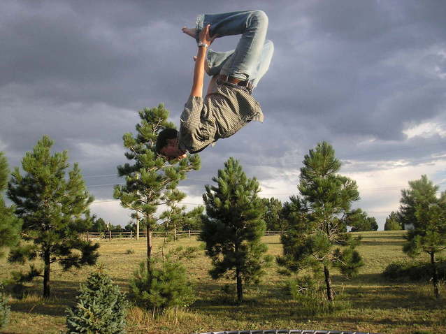 akrobatické skákání na trampolíně.jpg