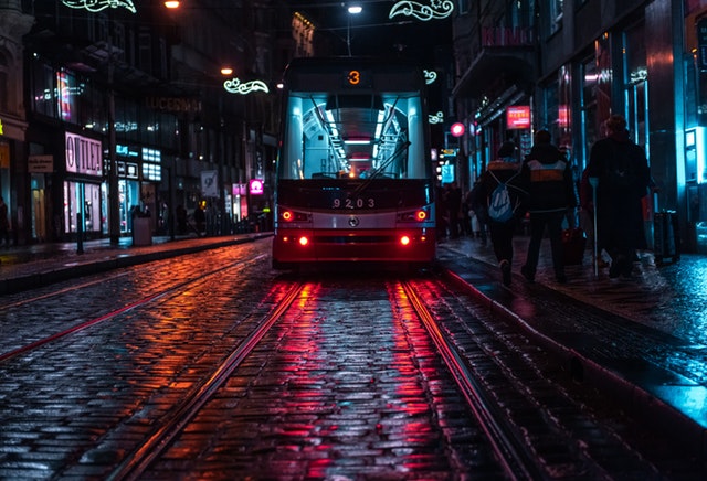 noční tramvaj ve městě.jpg
