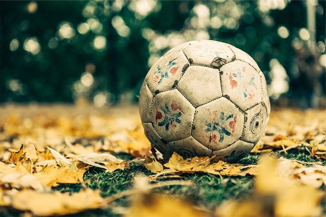Okopaný fotbalový míč.jpg